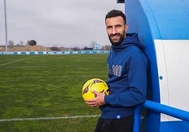 Abde Rebbach posa para una entrevista con El Correo, del grupo Vocento, durante su etapa en el Alavés.