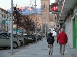 Habitantes de Guadix pasean por las calles con el termómetro a -3 grados.