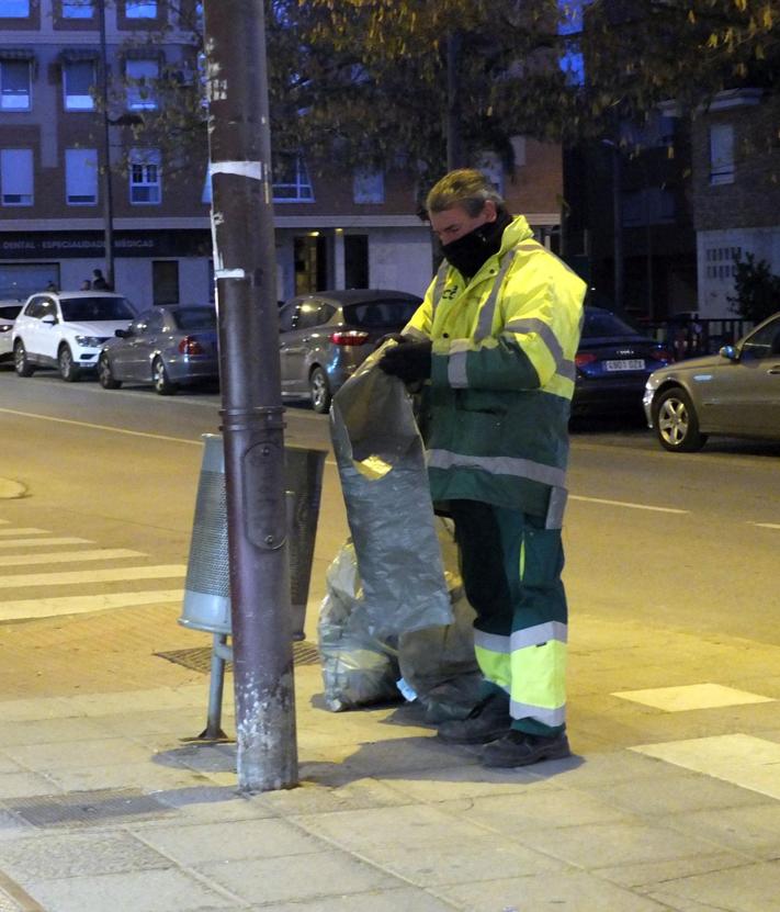 Imagen secundaria 2 - Trabajadores de Guadix a primera hora de la mañana.