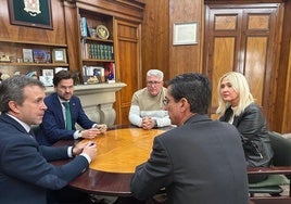 Reunión entre Julio Millán y María Espejo y representantes de la Caja Rural.