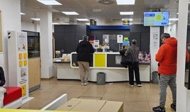 Correos implementa en Andalucía el servicio de pago de tasas, tributos y recibos a través sus oficinas