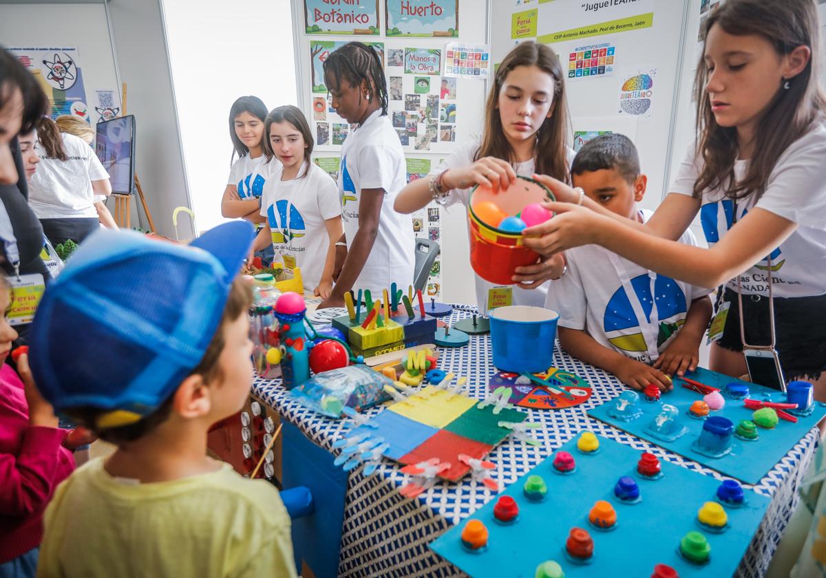 Niños en una actividad en el Parque de las Ciencias.