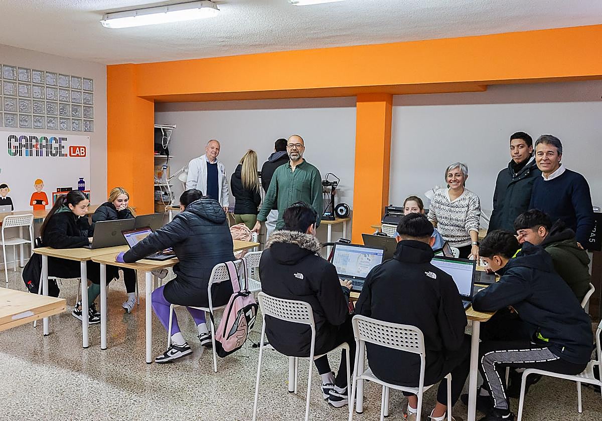 El alumnado muestra su creatividad con el apoyo de profesores.