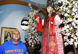 El ermitaño de San Blas de Dúrcal, Vicente Urquízar, junto a la imagen de San Blas.