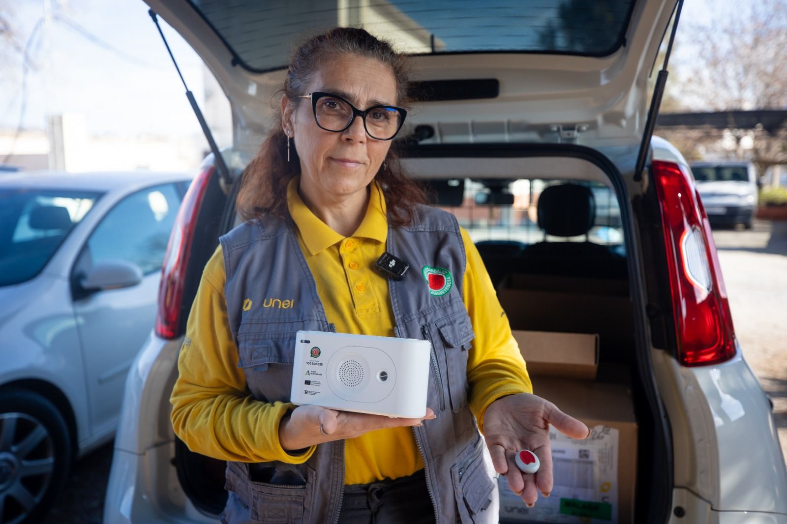 Herminia con uno de los dispositivos de teleasistencia.