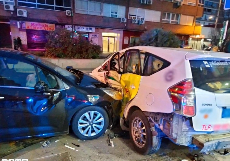 Así quedaron los coches tras la violenta colisión.