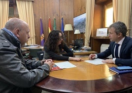 Imagen de la reunión entre Julio Millán, María Luisa Garzón y Antonio de la Casa