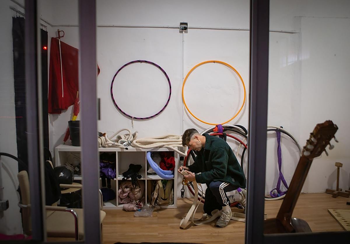 Imagen principal - Los otros trabajos de Víctor Bodega en Movement Andalusí, el centro de alto rendimiento circense que dirige en Granada. 