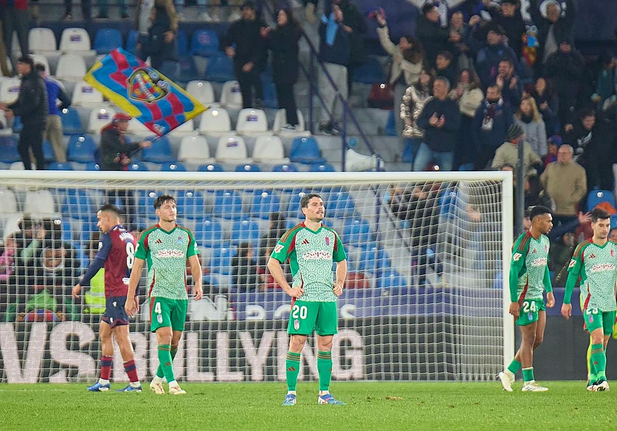 Los jugadores del Granada reciben un gol en contra ante el Levante.