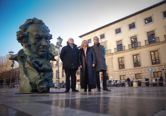 Estatua de Goya en el centro de Granada