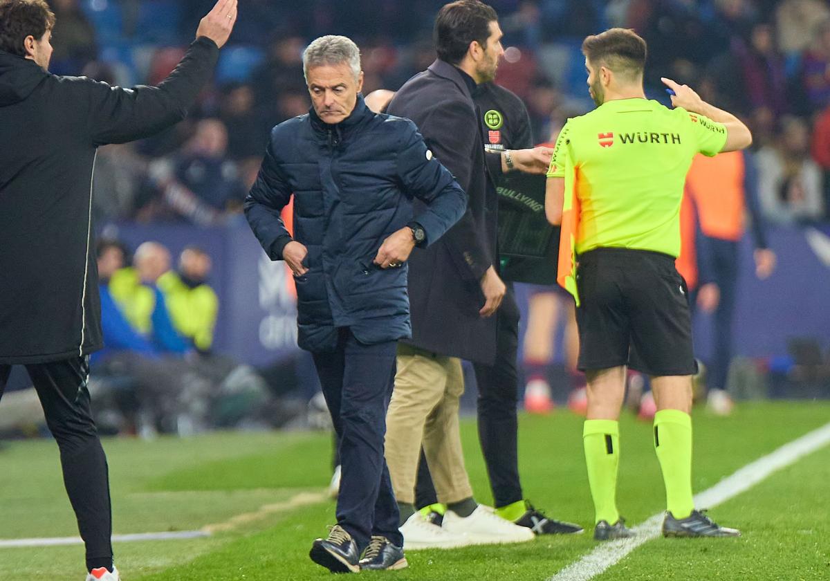 Fran Escribá se mete las manos en los bolsillos durante el partido contra el Levante.