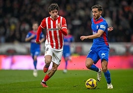 Lance del duelo entre el Sporting y el Elche en El Molinón.