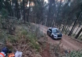 Asistencia de los sanitarios y la guardia civil en la zona de las Siete Pilillas donde se ha producido la caída.