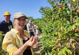 Una turista disfruta de una visita a una finca de café en La Herradura.