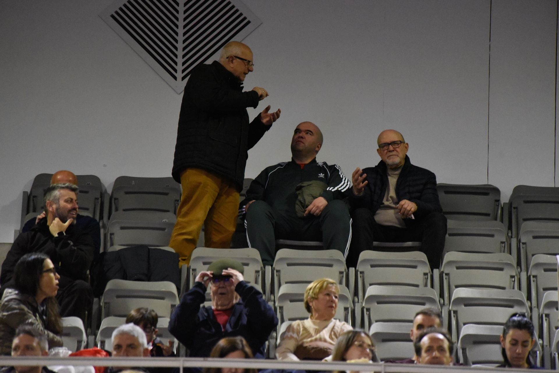 Encuéntrate en la grada del Palacio de Deportes en el Covirán-Zaragoza