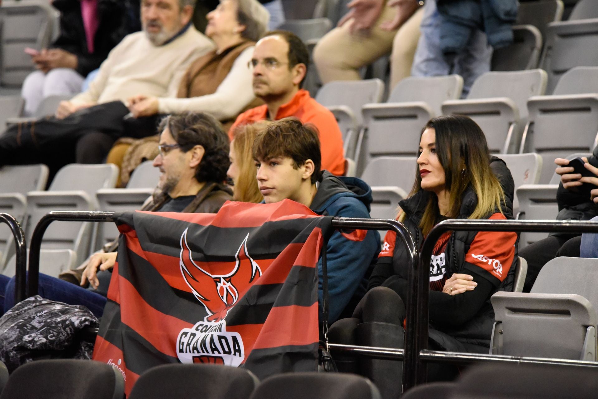 Encuéntrate en la grada del Palacio de Deportes en el Covirán-Zaragoza