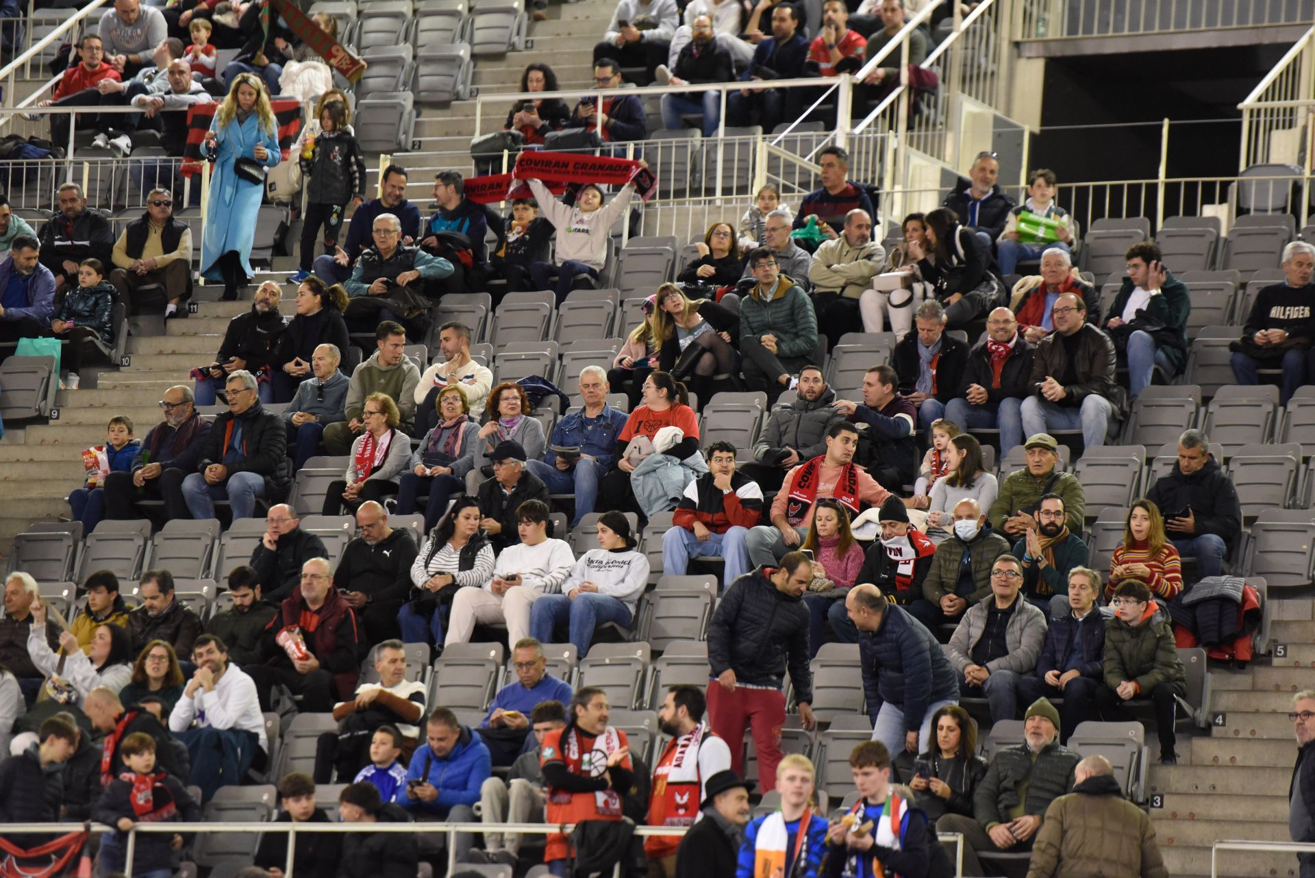 Encuéntrate en la grada del Palacio de Deportes en el Covirán-Zaragoza