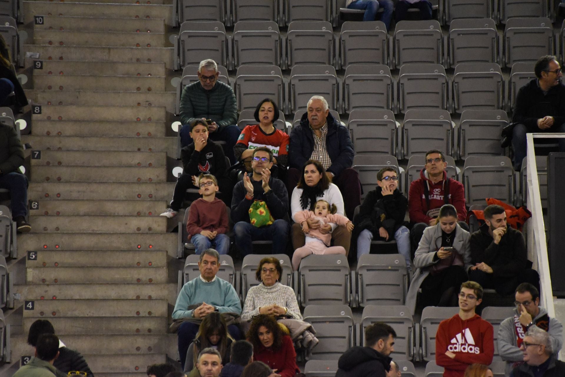 Encuéntrate en la grada del Palacio de Deportes en el Covirán-Zaragoza