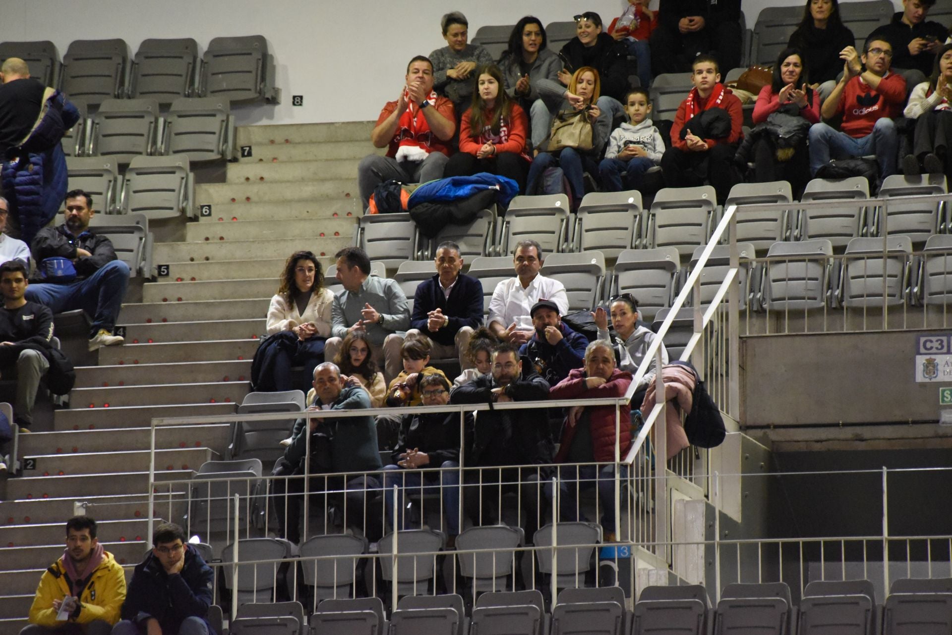 Encuéntrate en la grada del Palacio de Deportes en el Covirán-Zaragoza