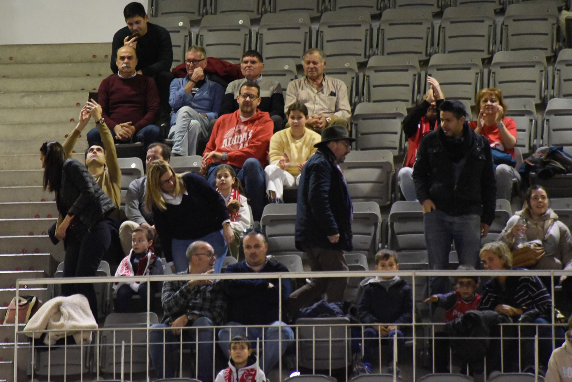 Encuéntrate en la grada del Palacio de Deportes en el Covirán-Zaragoza