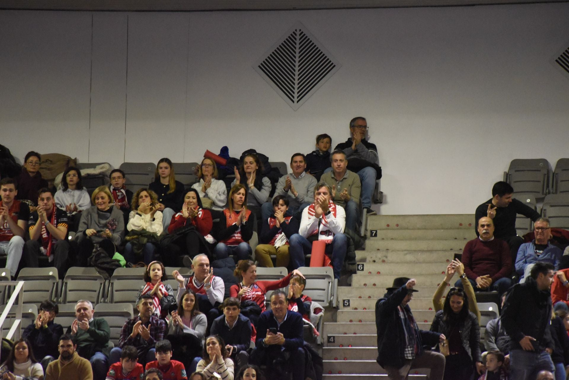 Encuéntrate en la grada del Palacio de Deportes en el Covirán-Zaragoza