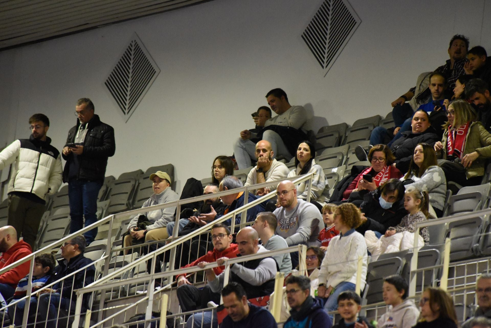 Encuéntrate en la grada del Palacio de Deportes en el Covirán-Zaragoza