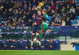 Kamil Józwiak disputa un balón por alto en el partido.
