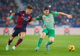 El rojiblanco Sergio Ruiz protege el balón ante el granota Romero.