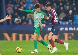 El rojiblanco Gonzalo Villar sufre un agarrón contra el Levante.