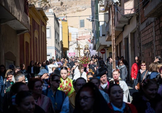 San Antón bendice el Casco Histórico, que revive la subasta de los rabicos