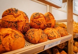 Estantería de una panadería, en Carril del Picón.