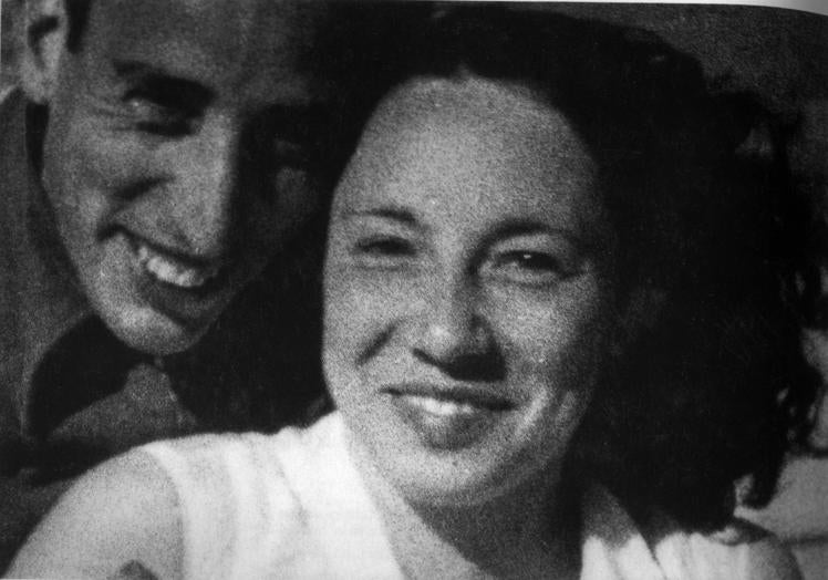 José Val del Omar y su esposa María Luisa Santos, autorretrato ante una cámara de disparo automático en 1932.