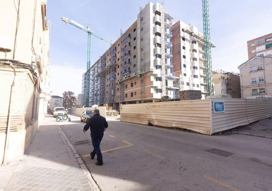 El nuevo bloque de Santa Adela se divisa actualmente junto al edificio que se entregó en 2019.