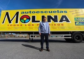 Jesús Molina, fundador y propietario de Autescuelas Molina, posa delante de uno de los camiones con los que enseñan a conducir a cientos de profesionales