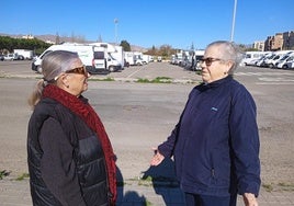 Rosa Blanca y Margarita, ambas caravanistas durante décadas, ante el parking junto al Parque de las Familias.