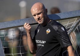 El ya exentrenador del Castellón Dick Schreuder, durante un entrenamiento.