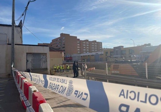 Agentes de Policía y operarios, este lunes, en el desalojo de las viviendas de Ferrobús.