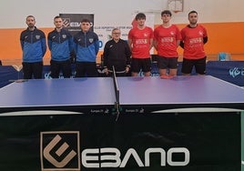 Los jugadores de ambos equipos, antes del duelo.