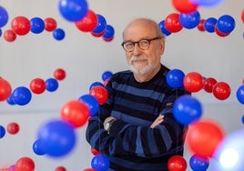 Juan Manuel García-Ruiz posa con una maqueta gigante de un cristal en el Instituto Andaluz de Ciencias de la Tierra del CSIC, en Armilla.