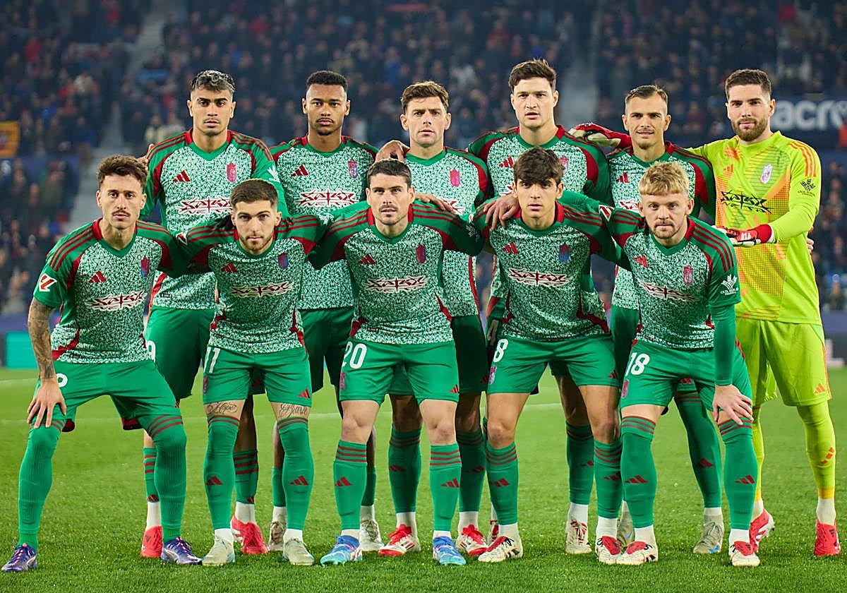 Los jugadores del Granada, entre ellos Miguel Rubio, ante el Levante.