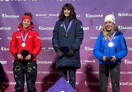 María Ordoñez, a la izquierda, con una de sus medallas.