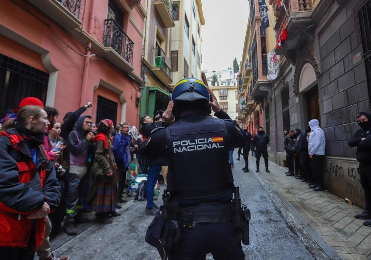 Presencia de la Policía Nacional ante la tensión a las puertas del edificio okupado en Granada.