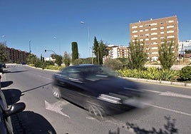 Un coche circula por una calle de la capital nazarí.
