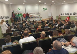 Asamblea de los trabajadores del hospital de Jaén con los sindicatos, previa al encierro programado este martes.