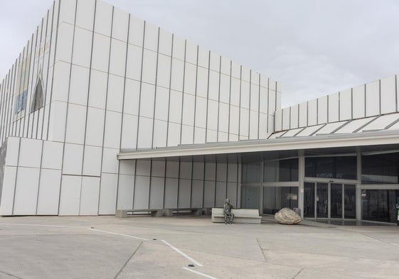 Aspecto de la nueva puerta del Parque de las Ciencias, este lunes, con el museo cerrado.