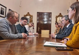 Reunión entre el alumnado y parte del equipo de Gobierno.