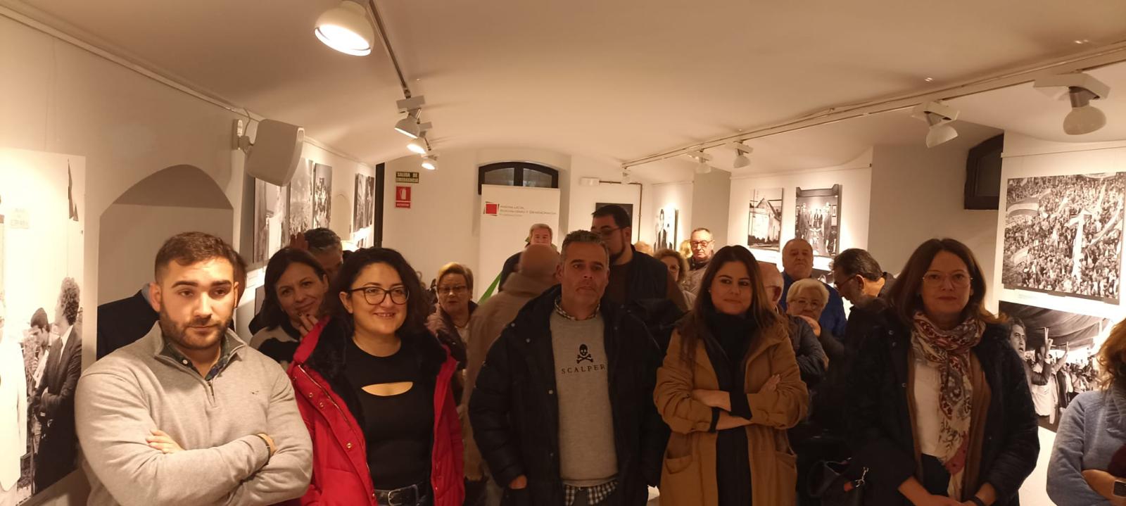 Panorámica de la exposición durante su inauguración.