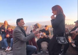 La pedida de mano más romántica en el mirador de San Nicolás que se ha hecho viral en TikTok