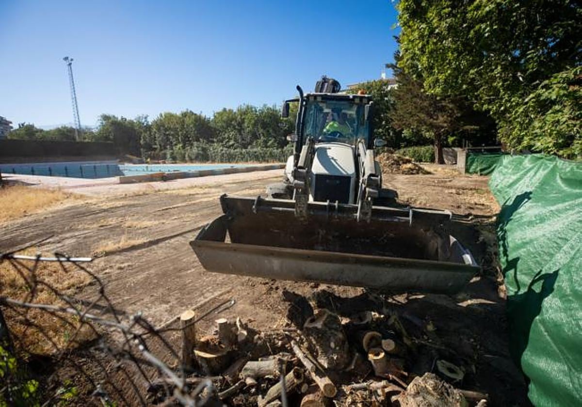 Una excavadora lleva a cabo trabajos de remodelación de la piscina de Fuentenueva.