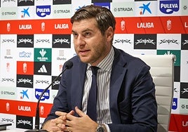 Matteo Tognozzi comparece durante la presentación oficial de Abde Rebbach.